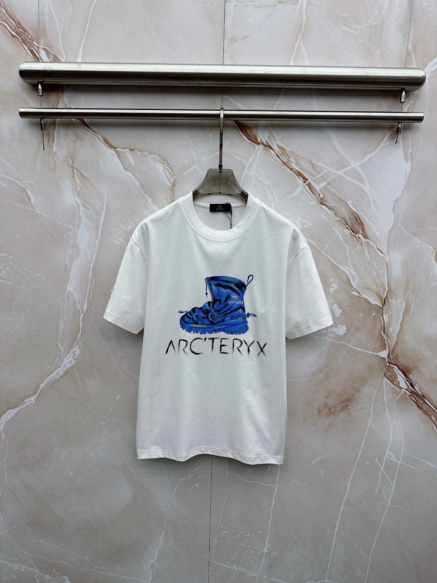 NO:906832,Arc'teryx 2026ss new spring and summer new debut counter, the latest short-sleeved round neck T-shirt, high-end customization, avant-garde and fashionable design!  The brand logo is designed with heavy craftsmanship. High-end customized pure cotton fabric. Soft to the touch. Comfortable to wear. Exquisite stitching at the counter level. Fine workmanship. The upper body effect is incomparably handsome!  A must-have item for a stylish man!  Size S-3XL,arc'teryx,T-shirt,tees,t-shirt,19860909始祖鸟 2026ss 春夏新款首发专柜最新款短袖圆领T恤 高端订制 设计前卫时尚！品牌logo重工艺设计 高端定制纯棉面料.手感柔软.穿着舒适.专柜级别精致车线.做工精细.上身效果无敌帅气！型男必备单品！ 码数S-3XL,arc'teryx,T-shirt,tees，t-shirt,,Men's clothing