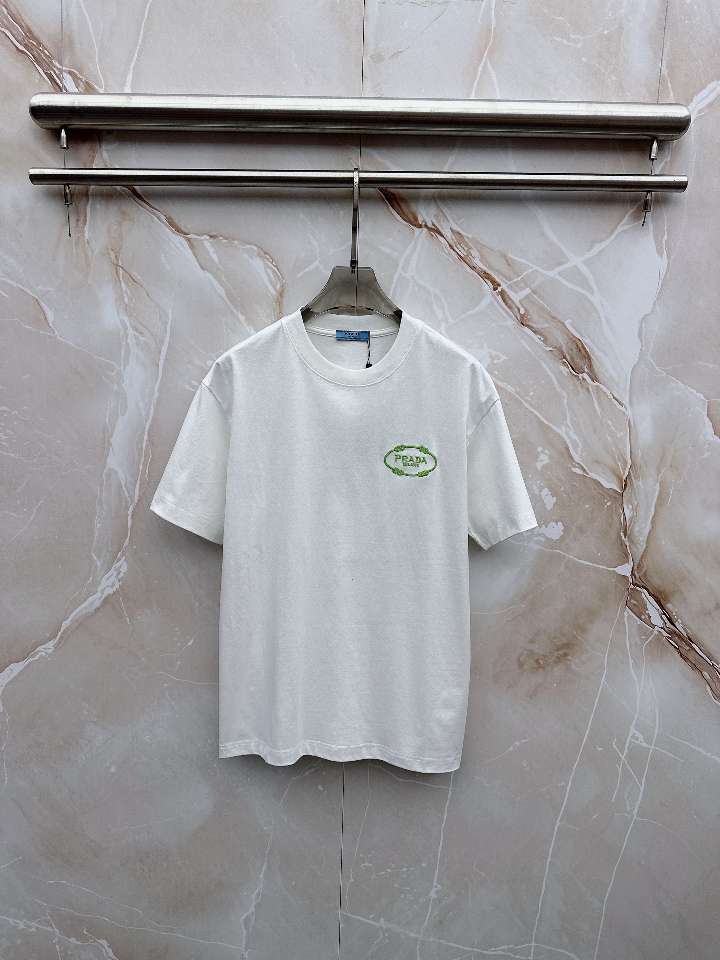 NO:906827,Prada 2026ss new spring and summer new debut counter latest short-sleeved round neck T-shirt, high-end customization, avant-garde and fashionable design!  The brand logo is designed with heavy craftsmanship. High-end customized pure cotton fabric. Soft to the touch. Comfortable to wear. Exquisite stitching at the counter level. Fine workmanship. The upper body effect is incomparably handsome!  A must-have item for a stylish man!  Size S-3XL,,prada,T-shirt,tees,t-shirt,19860909普拉达 2026ss 春夏新款首发专柜最新款短袖圆领T恤 高端订制 设计前卫时尚！品牌logo重工艺设计 高端定制纯棉面料.手感柔软.穿着舒适.专柜级别精致车线.做工精细.上身效果无敌帅气！型男必备单品！ 码数S-3XL,,prada,T-shirt,tees，t-shirt,,Men's clothing