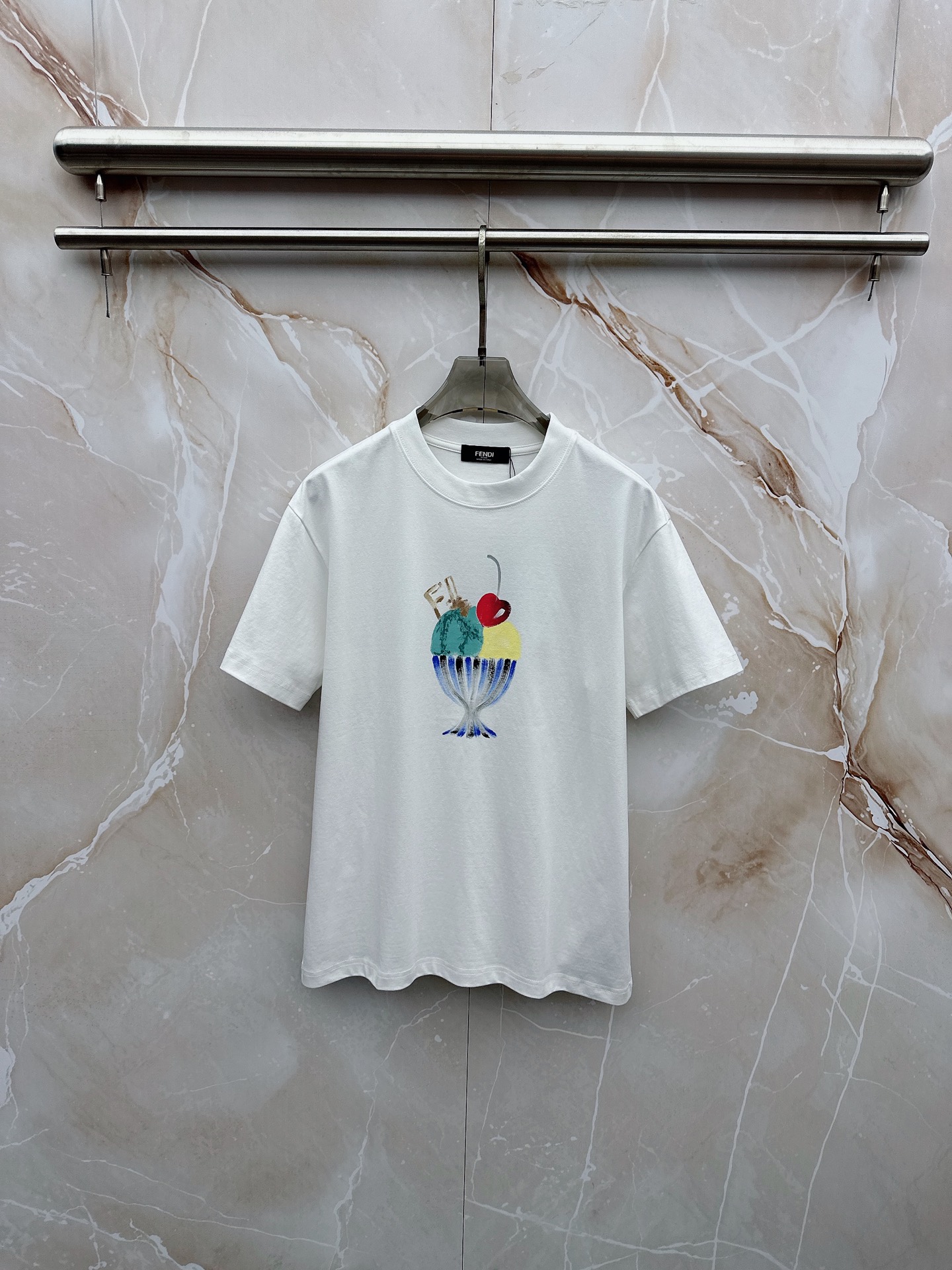 NO:906823,Fendi 2026ss new spring and summer new debut counter latest short-sleeved round neck T-shirt, high-end customization, avant-garde and fashionable design!  The brand logo is designed with heavy craftsmanship. High-end customized pure cotton fabric. Soft to the touch. Comfortable to wear. Exquisite stitching at the counter level. Fine workmanship. The upper body effect is incomparably handsome!  A must-have item for a stylish man!  Size S-3XL,,fendi,T-shirt,tees,t-shirt,19860909芬迪 2026ss 春夏新款首发专柜最新款短袖圆领T恤 高端订制 设计前卫时尚！品牌logo重工艺设计 高端定制纯棉面料.手感柔软.穿着舒适.专柜级别精致车线.做工精细.上身效果无敌帅气！型男必备单品！ 码数S-3XL,,fendi,T-shirt,tees，t-shirt,,Men's clothing