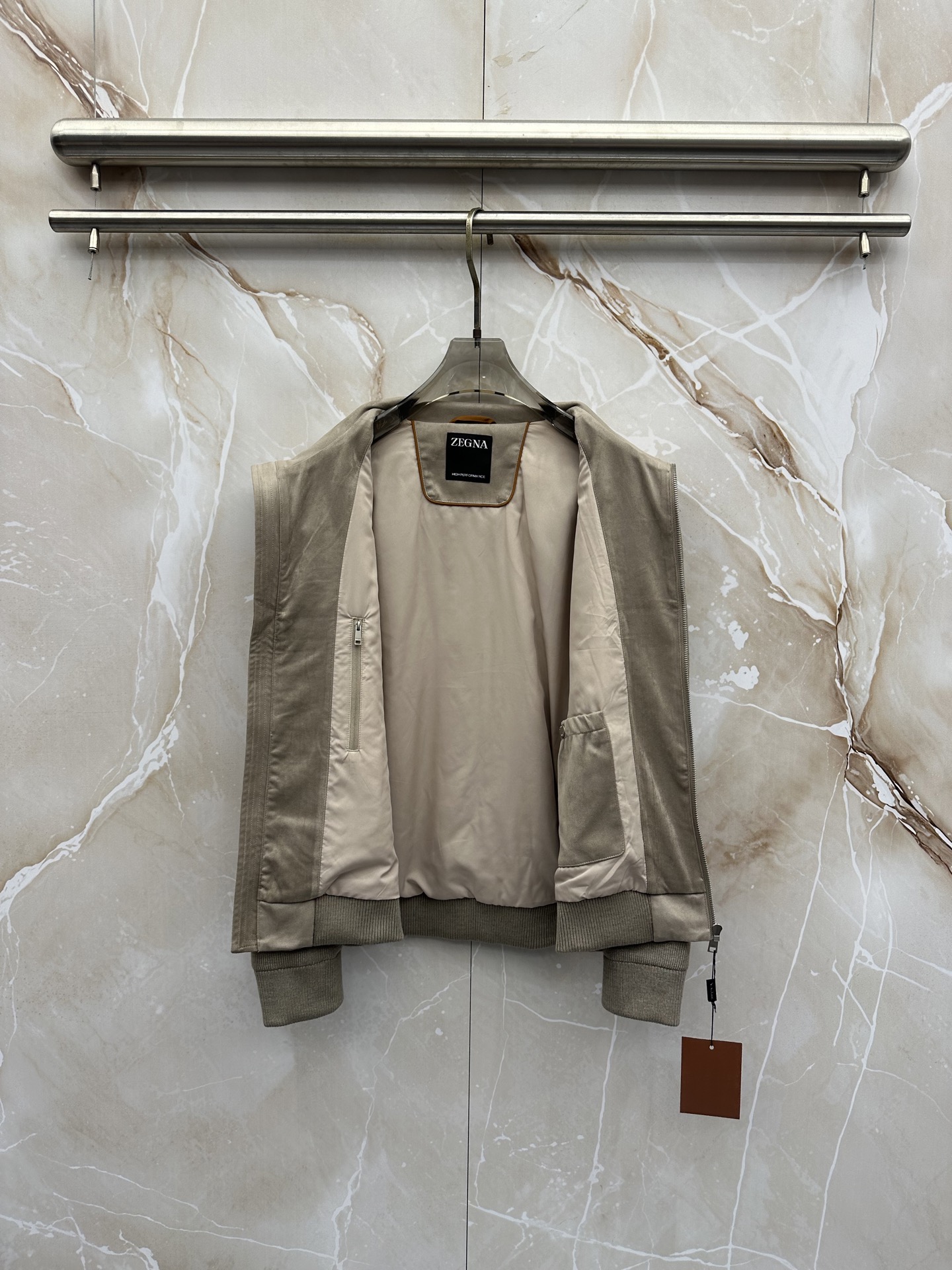 ZEGNA 杰尼亚 2026ss秋冬新款拼接立领夹克外套，采用麂皮绒拼针织，面料抗皱不起球，没有大logo，商务休闲都可