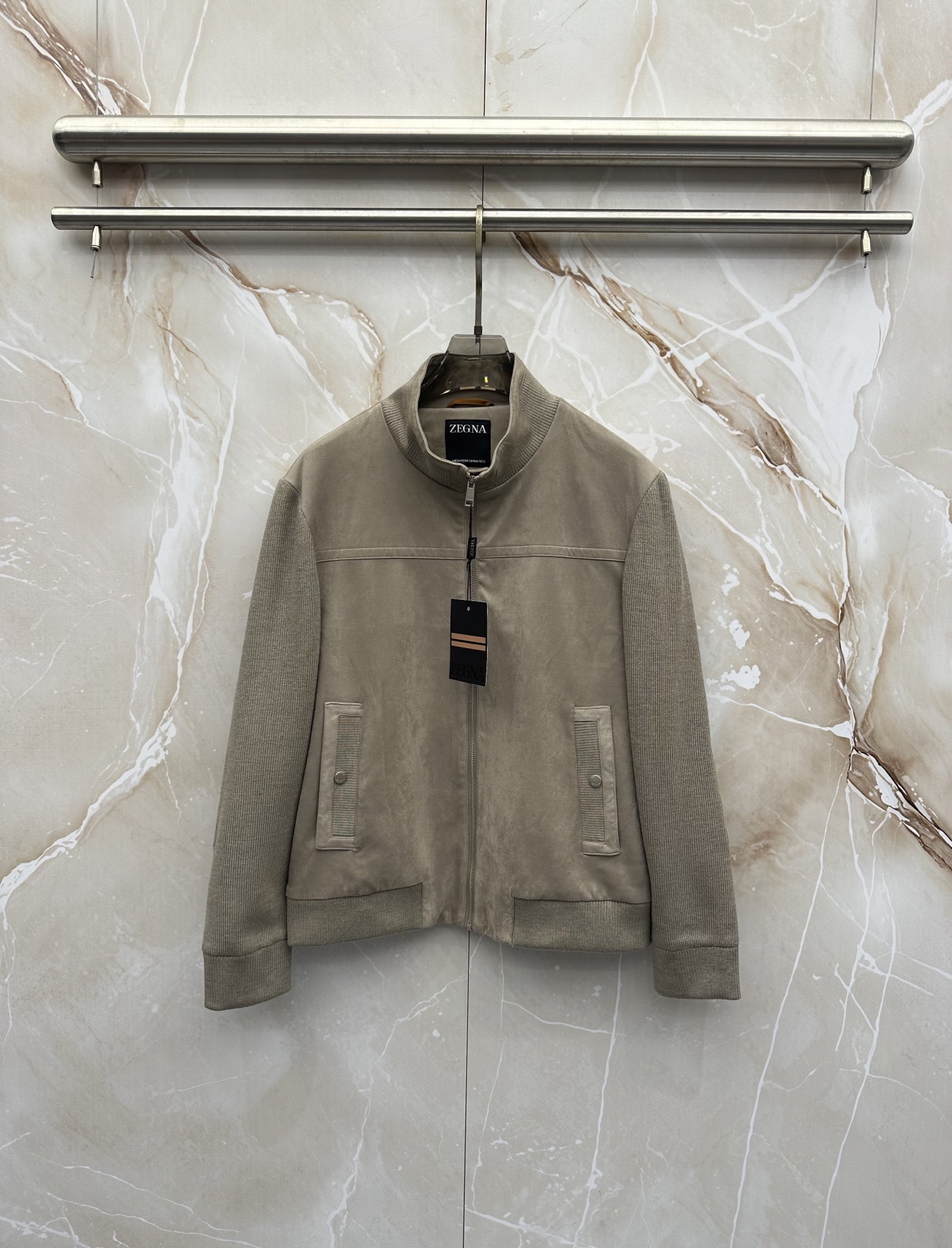 ZEGNA 杰尼亚 2026ss秋冬新款拼接立领夹克外套，采用麂皮绒拼针织，面料抗皱不起球，没有大logo，商务休闲都可