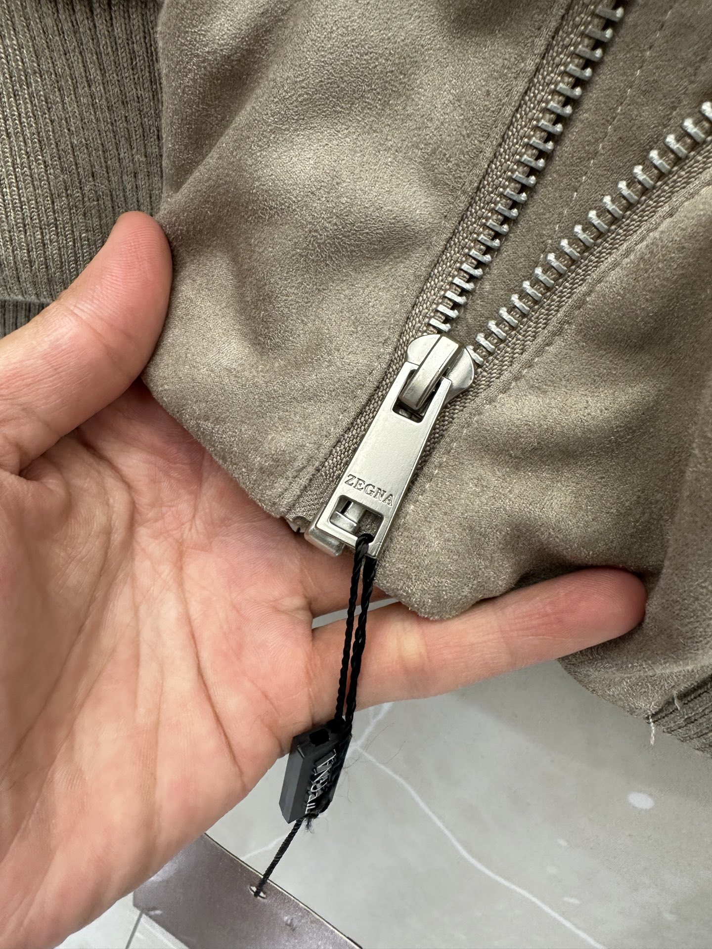 ZEGNA 杰尼亚 2026ss秋冬新款拼接立领夹克外套，采用麂皮绒拼针织，面料抗皱不起球，没有大logo，商务休闲都可
