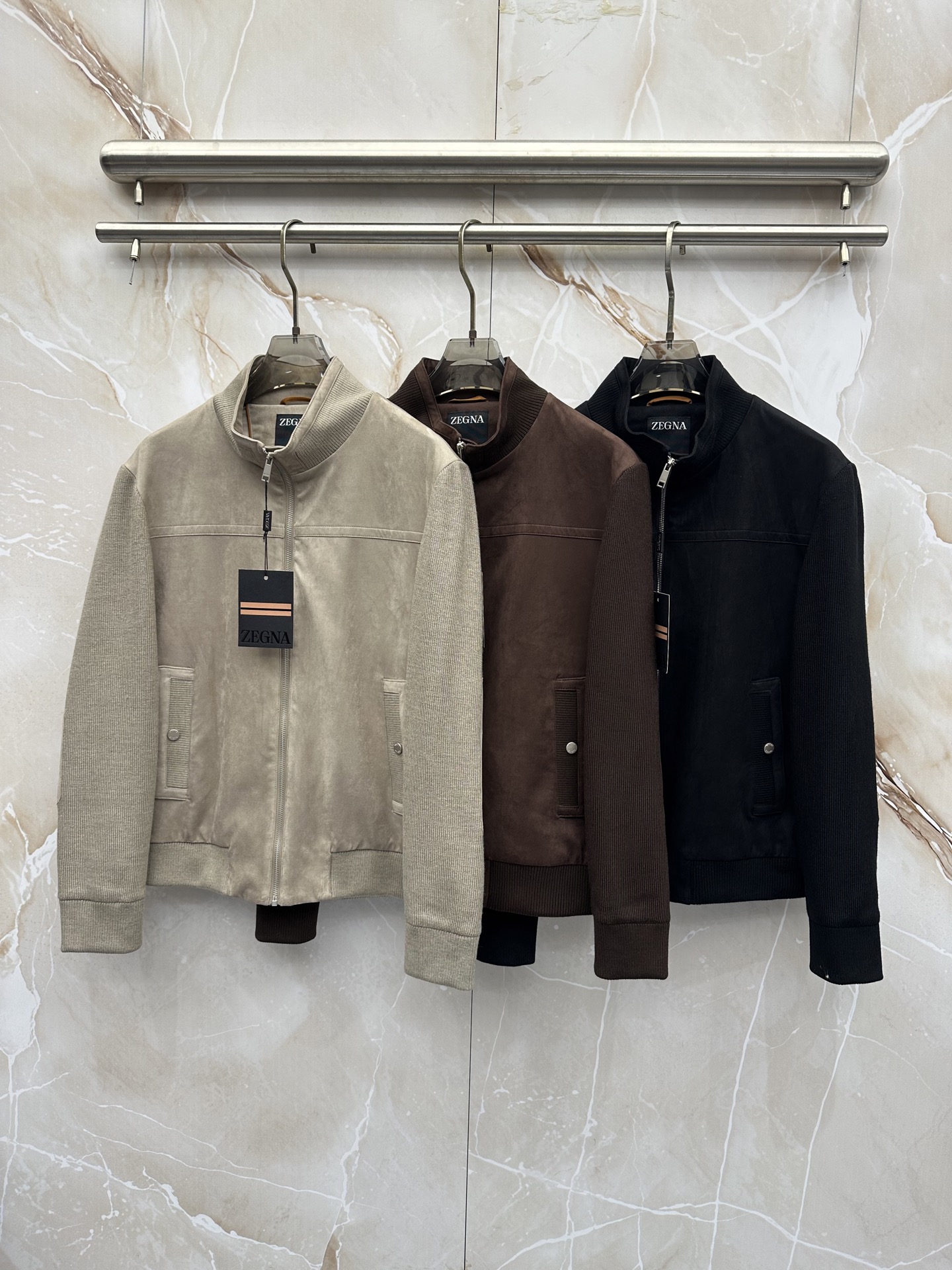 ZEGNA 杰尼亚 2026ss秋冬新款拼接立领夹克外套,采用麂皮绒拼针织,面料抗皱不起球,没有大logo,商务休闲都可 ZEGNA 杰尼亚 2026ss秋冬新款拼接立领夹克外套,采用麂皮绒拼针织,面料抗皱不起球,没有大logo,商务休闲都可