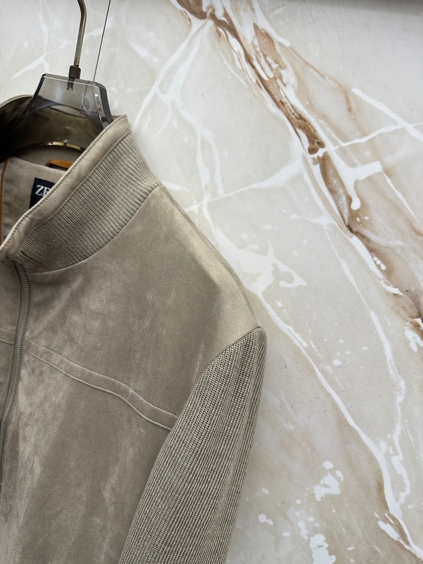 ZEGNA 杰尼亚 2026ss秋冬新款拼接立领夹克外套，采用麂皮绒拼针织，面料抗皱不起球，没有大logo，商务休闲都可