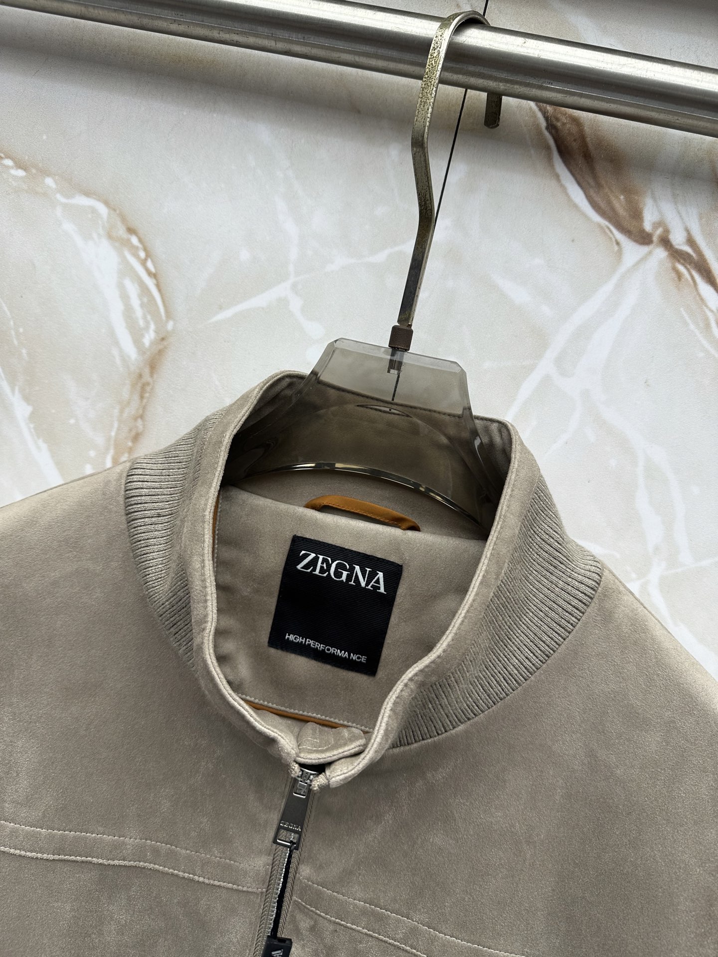 ZEGNA 杰尼亚 2026ss秋冬新款拼接立领夹克外套，采用麂皮绒拼针织，面料抗皱不起球，没有大logo，商务休闲都可