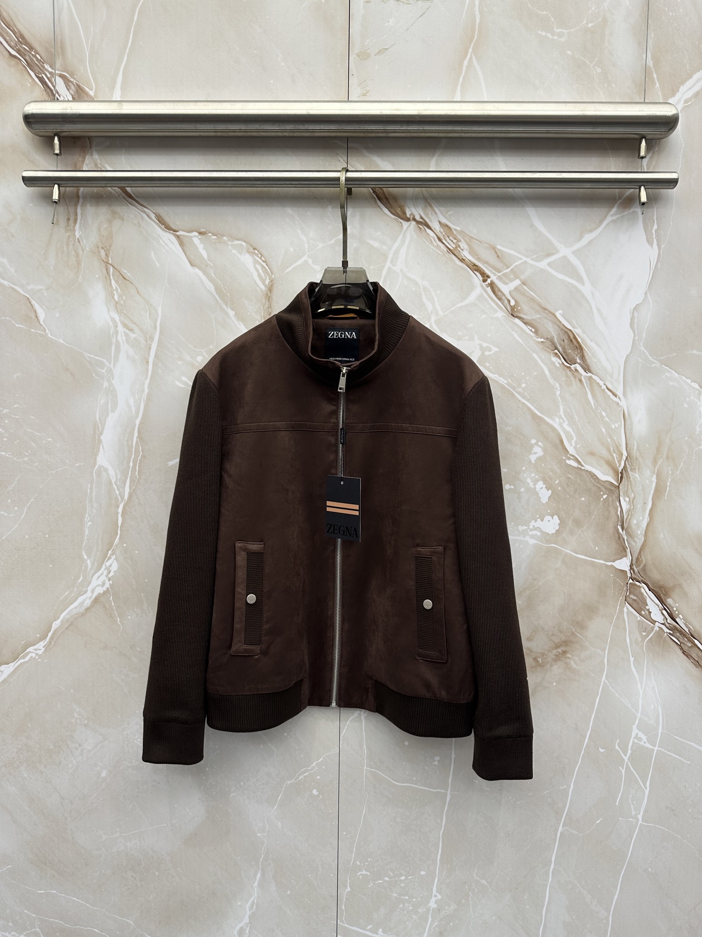 ZEGNA 杰尼亚 2026ss秋冬新款拼接立领夹克外套，采用麂皮绒拼针织，面料抗皱不起球，没有大logo，商务休闲都可