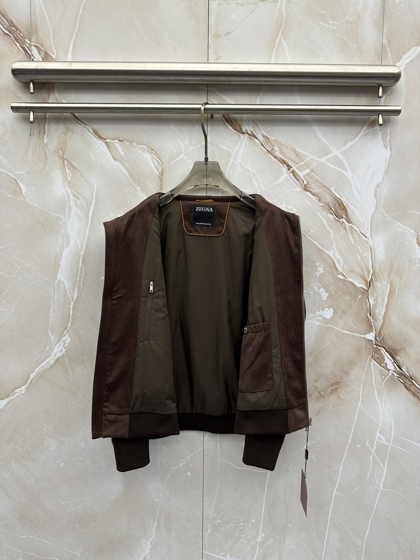 ZEGNA 杰尼亚 2026ss秋冬新款拼接立领夹克外套，采用麂皮绒拼针织，面料抗皱不起球，没有大logo，商务休闲都可