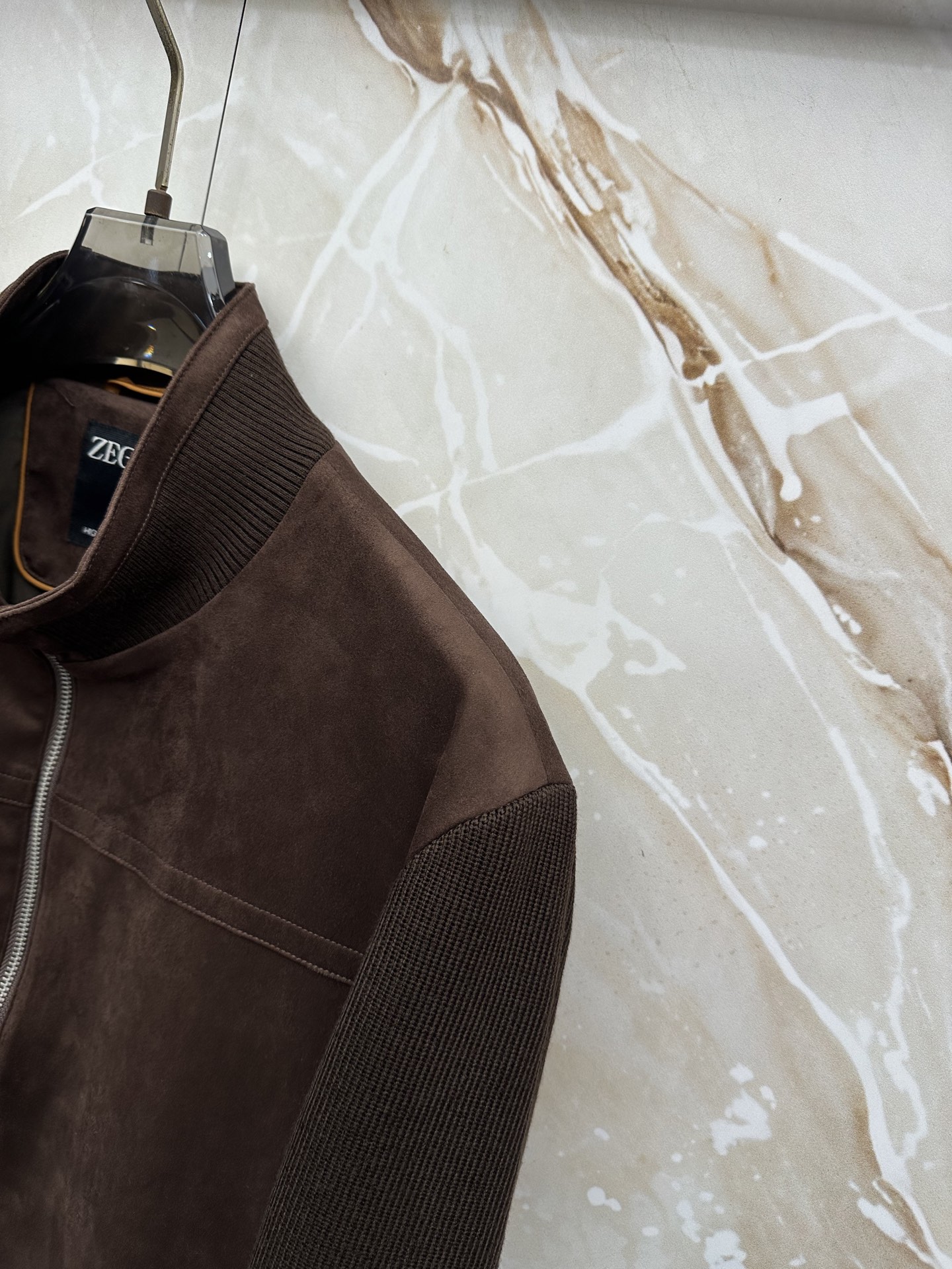 ZEGNA 杰尼亚 2026ss秋冬新款拼接立领夹克外套，采用麂皮绒拼针织，面料抗皱不起球，没有大logo，商务休闲都可