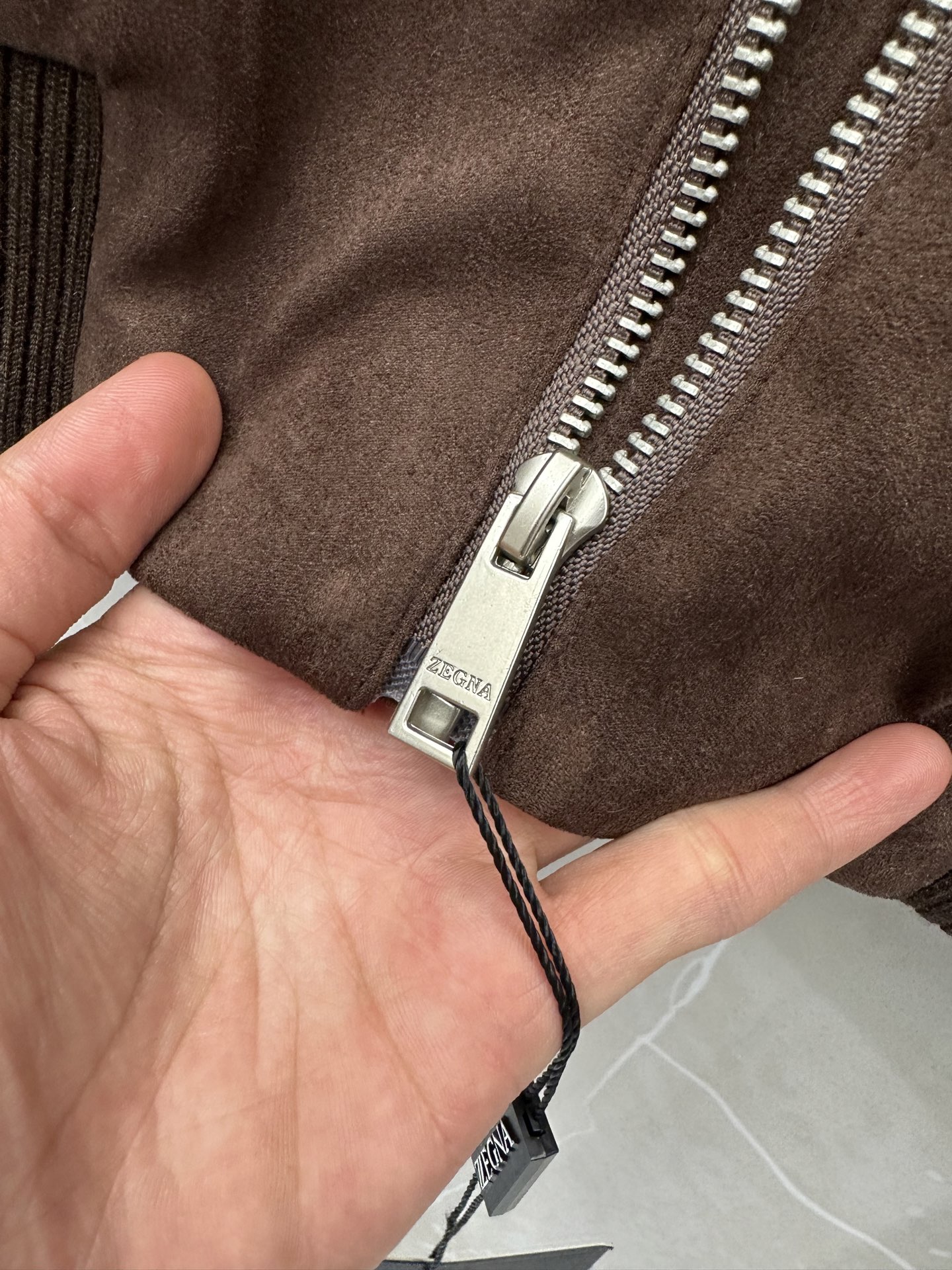 ZEGNA 杰尼亚 2026ss秋冬新款拼接立领夹克外套，采用麂皮绒拼针织，面料抗皱不起球，没有大logo，商务休闲都可