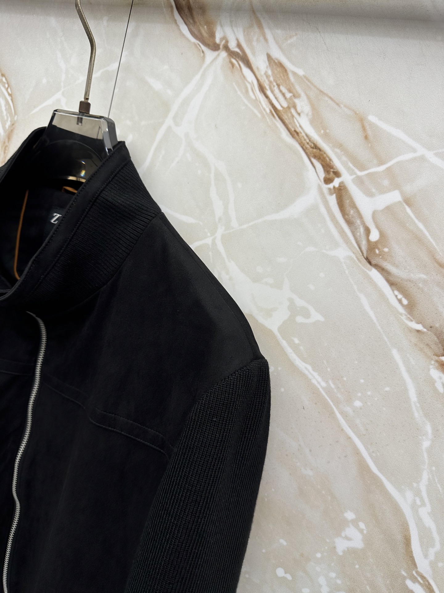 ZEGNA 杰尼亚 2026ss秋冬新款拼接立领夹克外套，采用麂皮绒拼针织，面料抗皱不起球，没有大logo，商务休闲都可
