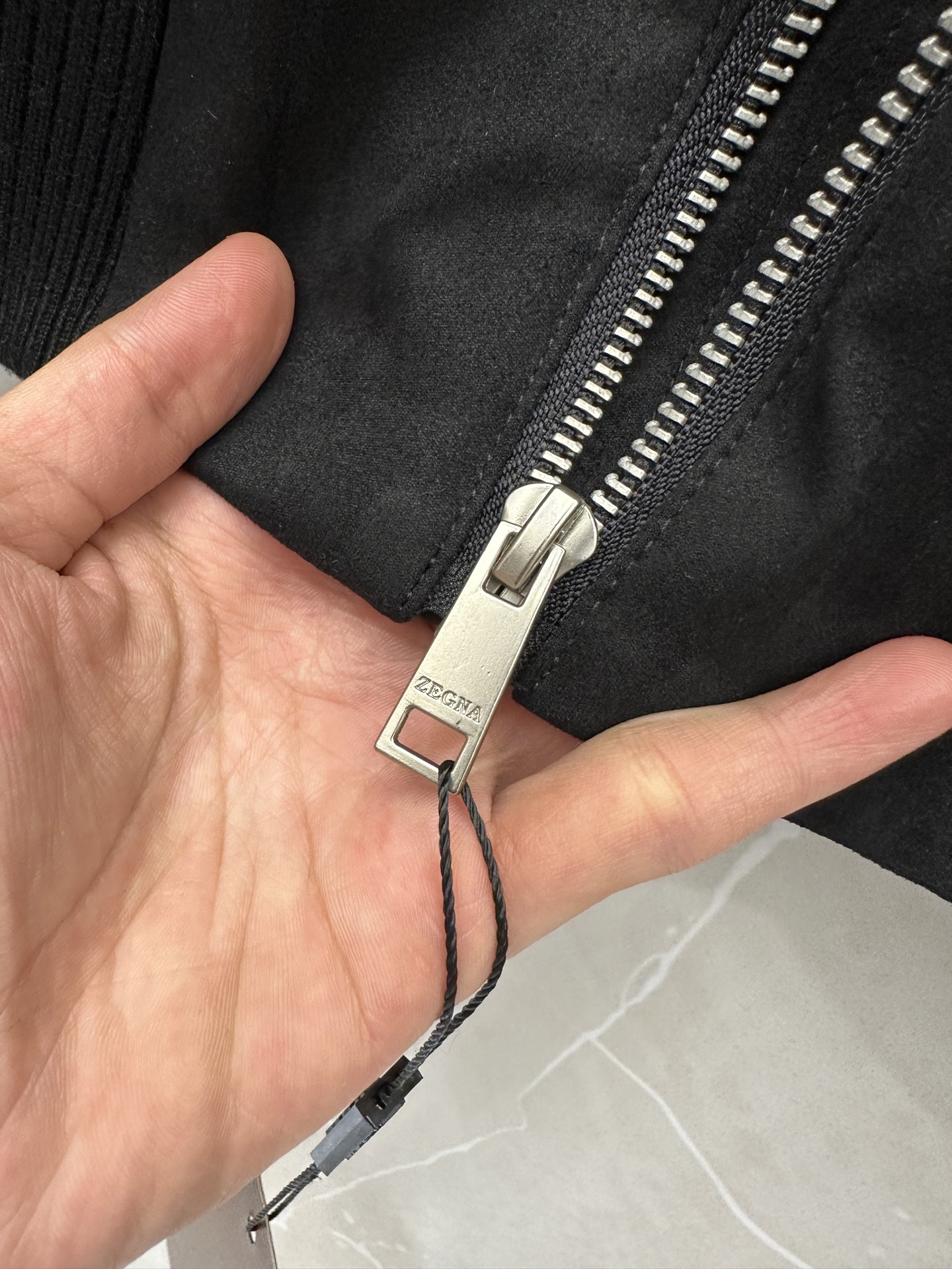 ZEGNA 杰尼亚 2026ss秋冬新款拼接立领夹克外套，采用麂皮绒拼针织，面料抗皱不起球，没有大logo，商务休闲都可