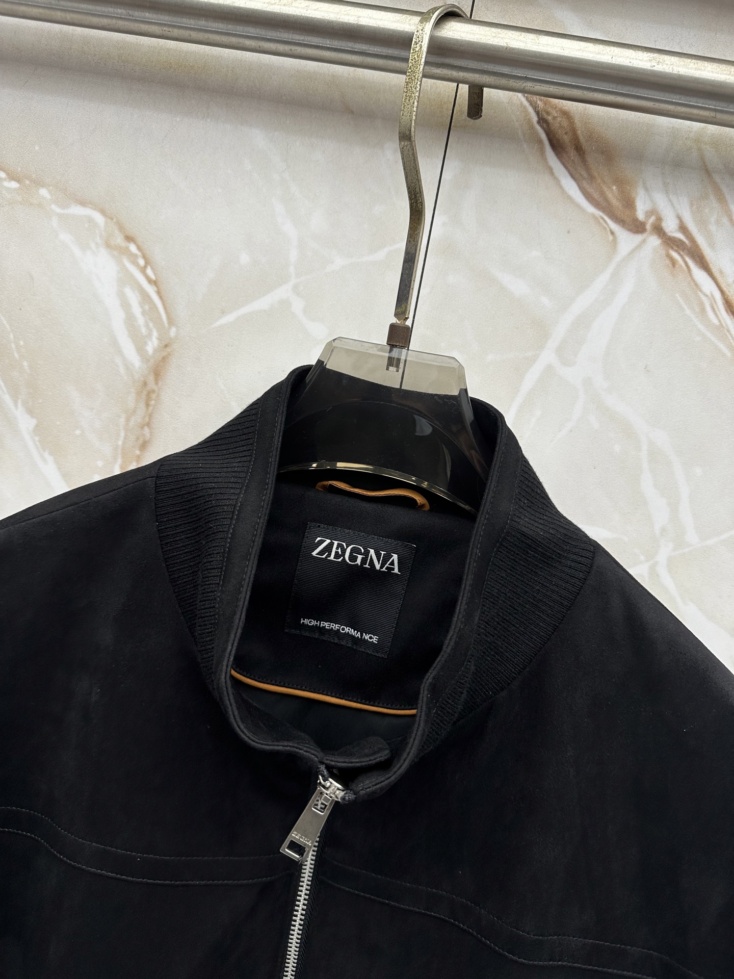 ZEGNA 杰尼亚 2026ss秋冬新款拼接立领夹克外套，采用麂皮绒拼针织，面料抗皱不起球，没有大logo，商务休闲都可