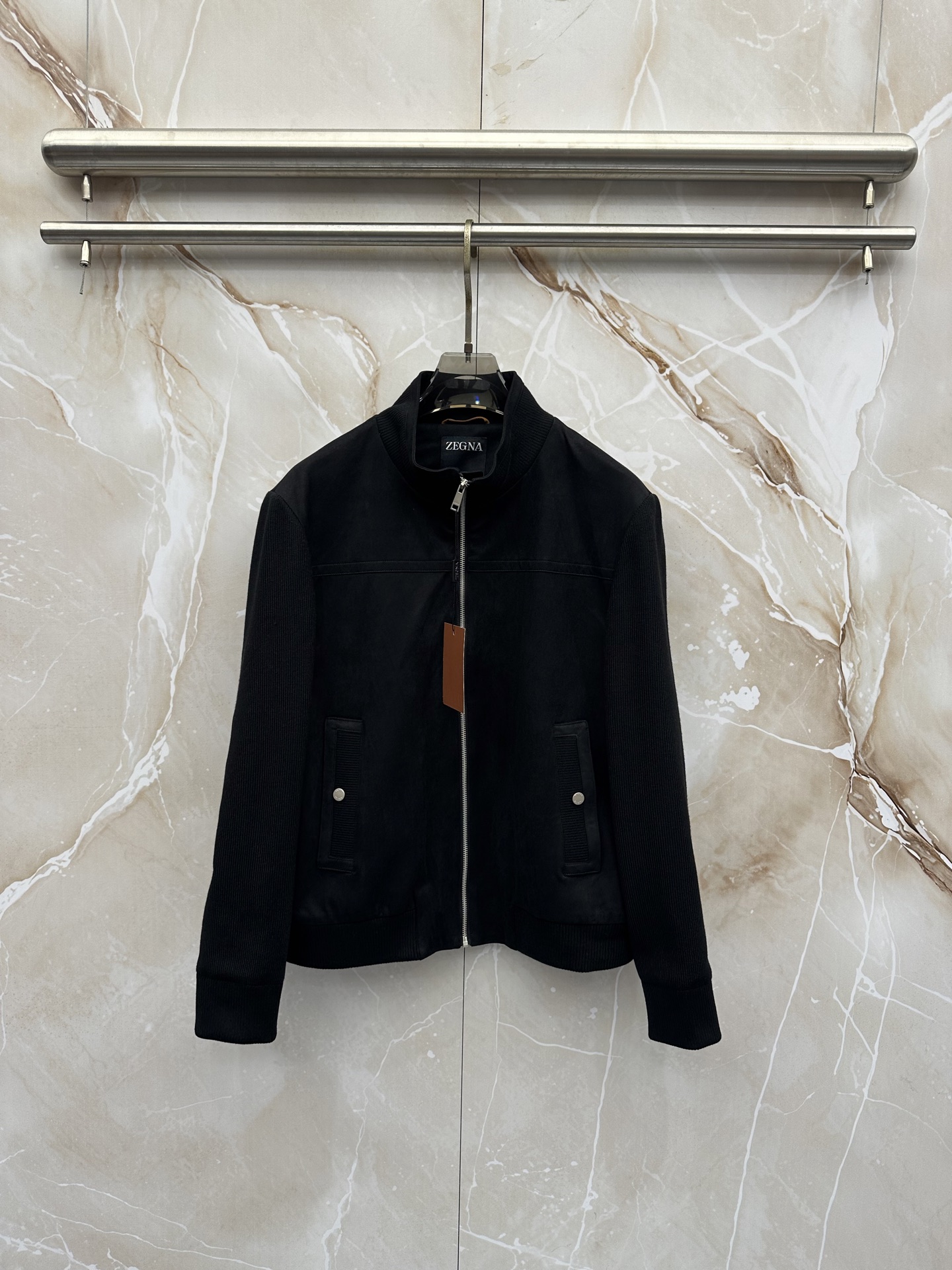 ZEGNA 杰尼亚 2026ss秋冬新款拼接立领夹克外套，采用麂皮绒拼针织，面料抗皱不起球，没有大logo，商务休闲都可