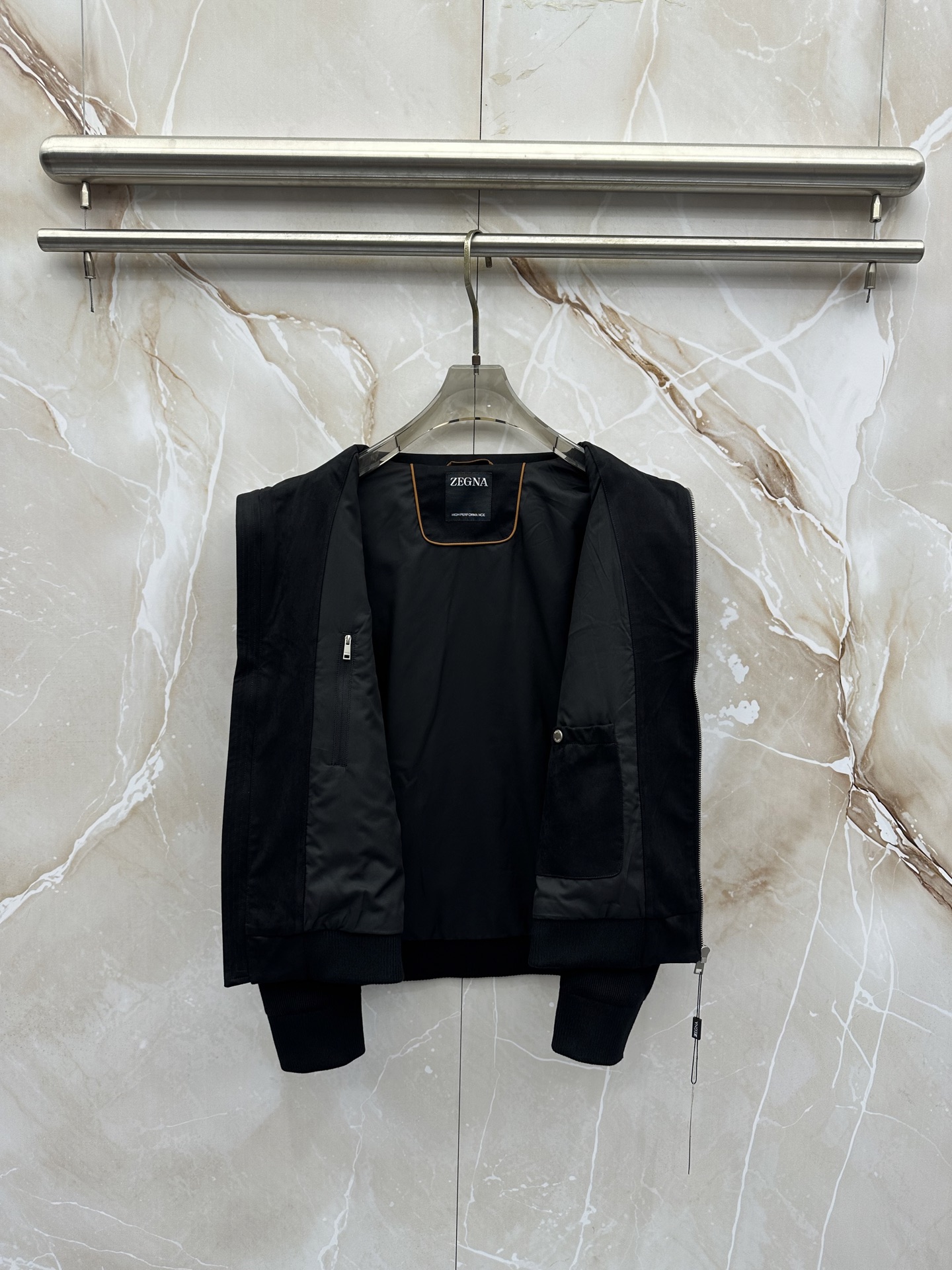 ZEGNA 杰尼亚 2026ss秋冬新款拼接立领夹克外套，采用麂皮绒拼针织，面料抗皱不起球，没有大logo，商务休闲都可
