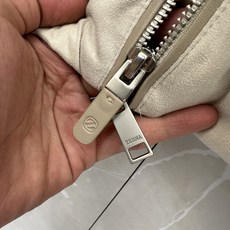 杰尼亚。2026秋冬新款|男士立领针织拼接羽绒服上新 蒙口经典横条轻羽绒,藏青黑双色齐发 极简立领防风设计,护住脖颈抵御 杰尼亚。2026秋冬新款|男士立领针织拼接羽绒服上新 蒙口经典横条轻羽绒,藏青黑双色齐发 极简立领防风设计,护住脖颈抵御