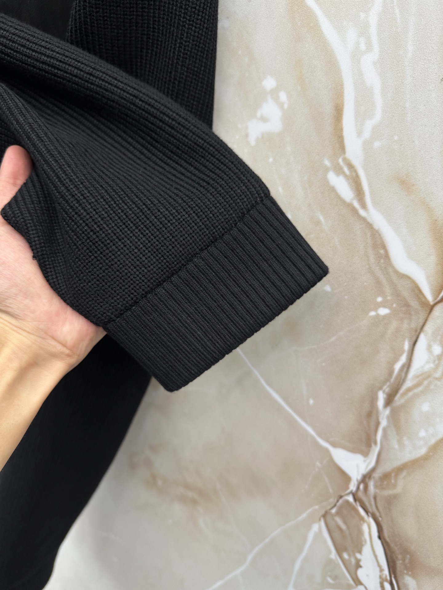 杰尼亚。2026秋冬新款|男士立领针织拼接羽绒服上新 蒙口经典横条轻羽绒,藏青黑双色齐发 极简立领防风设计,护住脖颈抵御 杰尼亚。2026秋冬新款|男士立领针织拼接羽绒服上新 蒙口经典横条轻羽绒,藏青黑双色齐发 极简立领防风设计,护住脖颈抵御