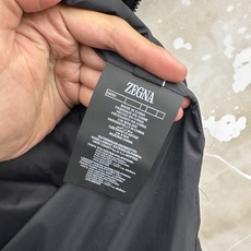 杰尼亚。2026秋冬新款|男士立领针织拼接羽绒服上新 蒙口经典横条轻羽绒,藏青黑双色齐发 极简立领防风设计,护住脖颈抵御 杰尼亚。2026秋冬新款|男士立领针织拼接羽绒服上新 蒙口经典横条轻羽绒,藏青黑双色齐发 极简立领防风设计,护住脖颈抵御