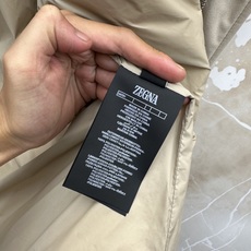 杰尼亚。2026秋冬新款|男士立领针织假两件 拼接羽绒服上新 经典横条轻羽绒,藏青黑双色齐发 极简立领防风设计,护住脖颈 杰尼亚。2026秋冬新款|男士立领针织假两件 拼接羽绒服上新 经典横条轻羽绒,藏青黑双色齐发 极简立领防风设计,护住脖颈