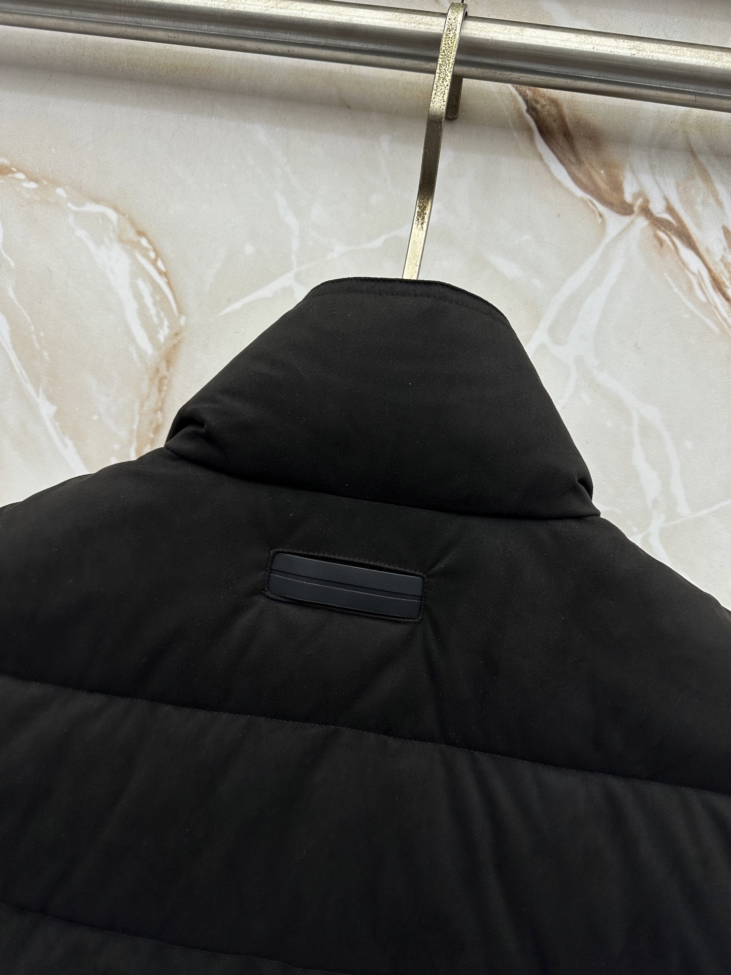 杰尼亚。2026秋冬新款｜男士立领针织假两件 拼接羽绒服上新 经典横条轻羽绒，藏青黑双色齐发 极简立领防风设计，护住脖颈