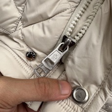 Moncler26秋冬爆款 Moncler男士立领轻薄鹅绒,合身简约坎肩版型。小立领设计。菱形格绗缝,经典菱格 Moncler26秋冬爆款 Moncler男士立领轻薄鹅绒,合身简约坎肩版型。小立领设计。菱形格绗缝,经典菱格