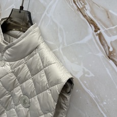 Moncler26秋冬爆款 Moncler男士立领轻薄鹅绒,合身简约坎肩版型。小立领设计。菱形格绗缝,经典菱格 Moncler26秋冬爆款 Moncler男士立领轻薄鹅绒,合身简约坎肩版型。小立领设计。菱形格绗缝,经典菱格