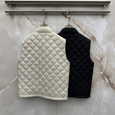 Moncler26秋冬爆款 Moncler男士立领轻薄鹅绒,合身简约坎肩版型。小立领设计。菱形格绗缝,经典菱格 Moncler26秋冬爆款 Moncler男士立领轻薄鹅绒,合身简约坎肩版型。小立领设计。菱形格绗缝,经典菱格
