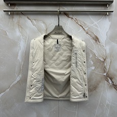Moncler26秋冬爆款 Moncler男士立领轻薄鹅绒,合身简约坎肩版型。小立领设计。菱形格绗缝,经典菱格 Moncler26秋冬爆款 Moncler男士立领轻薄鹅绒,合身简约坎肩版型。小立领设计。菱形格绗缝,经典菱格