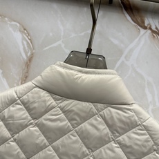 Moncler26秋冬爆款 Moncler男士立领轻薄鹅绒,合身简约坎肩版型。小立领设计。菱形格绗缝,经典菱格 Moncler26秋冬爆款 Moncler男士立领轻薄鹅绒,合身简约坎肩版型。小立领设计。菱形格绗缝,经典菱格