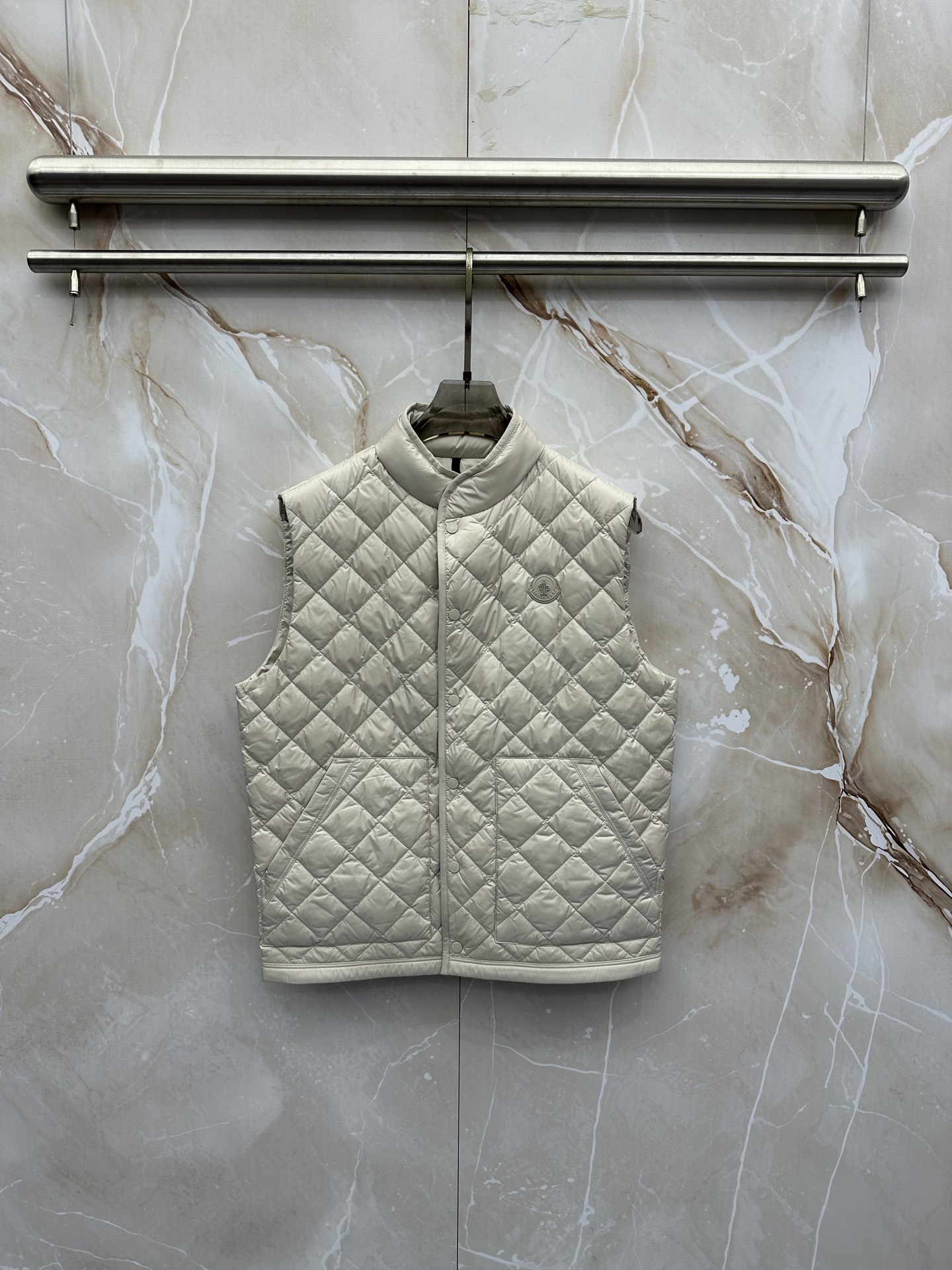 Moncler26秋冬爆款 Moncler男士立领轻薄鹅绒,合身简约坎肩版型。小立领设计。菱形格绗缝,经典菱格 Moncler26秋冬爆款 Moncler男士立领轻薄鹅绒,合身简约坎肩版型。小立领设计。菱形格绗缝,经典菱格