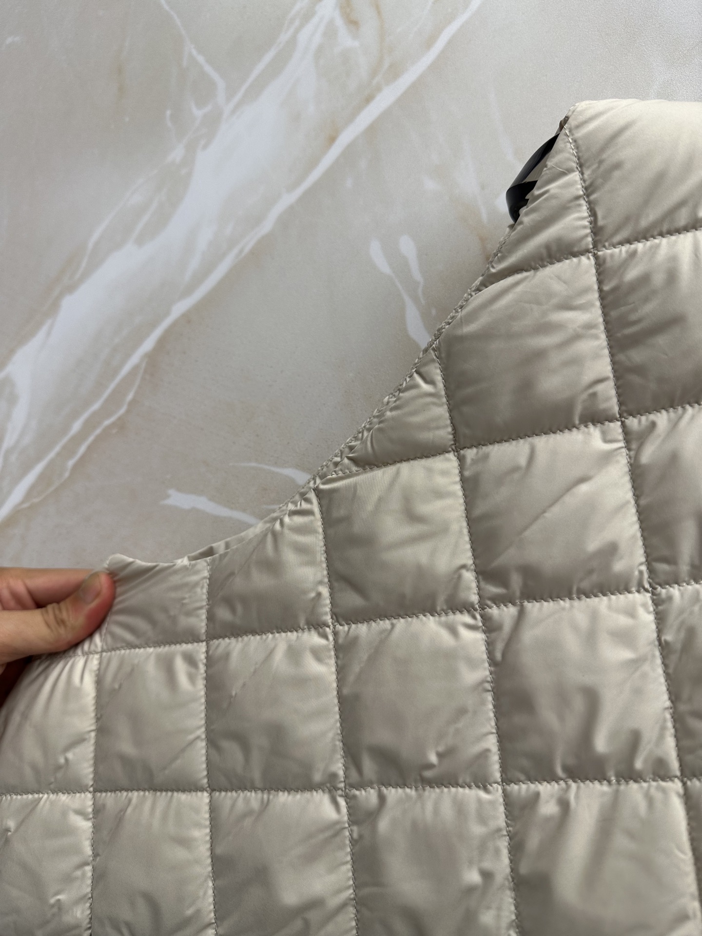 Moncler26秋冬爆款 Moncler男士立领轻薄鹅绒,合身简约坎肩版型。小立领设计。菱形格绗缝,经典菱格 Moncler26秋冬爆款 Moncler男士立领轻薄鹅绒,合身简约坎肩版型。小立领设计。菱形格绗缝,经典菱格