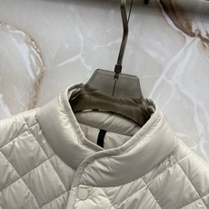 Moncler26秋冬爆款 Moncler男士立领轻薄鹅绒,合身简约坎肩版型。小立领设计。菱形格绗缝,经典菱格 Moncler26秋冬爆款 Moncler男士立领轻薄鹅绒,合身简约坎肩版型。小立领设计。菱形格绗缝,经典菱格