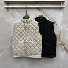 Moncler26秋冬爆款 Moncler男士立领轻薄鹅绒,合身简约坎肩版型。小立领设计。菱形格绗缝,经典菱格 Moncler26秋冬爆款 Moncler男士立领轻薄鹅绒,合身简约坎肩版型。小立领设计。菱形格绗缝,经典菱格