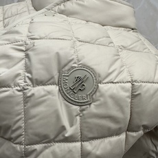 Moncler26秋冬爆款 Moncler男士立领轻薄鹅绒,合身简约坎肩版型。小立领设计。菱形格绗缝,经典菱格 Moncler26秋冬爆款 Moncler男士立领轻薄鹅绒,合身简约坎肩版型。小立领设计。菱形格绗缝,经典菱格