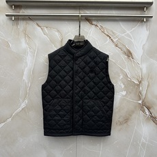 Moncler26秋冬爆款 Moncler男士立领轻薄鹅绒,合身简约坎肩版型。小立领设计。菱形格绗缝,经典菱格 Moncler26秋冬爆款 Moncler男士立领轻薄鹅绒,合身简约坎肩版型。小立领设计。菱形格绗缝,经典菱格