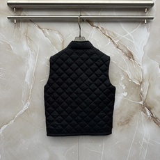 Moncler26秋冬爆款 Moncler男士立领轻薄鹅绒,合身简约坎肩版型。小立领设计。菱形格绗缝,经典菱格 Moncler26秋冬爆款 Moncler男士立领轻薄鹅绒,合身简约坎肩版型。小立领设计。菱形格绗缝,经典菱格