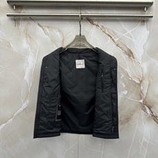 Moncler26秋冬爆款 Moncler男士立领轻薄鹅绒,合身简约坎肩版型。小立领设计。菱形格绗缝,经典菱格 Moncler26秋冬爆款 Moncler男士立领轻薄鹅绒,合身简约坎肩版型。小立领设计。菱形格绗缝,经典菱格