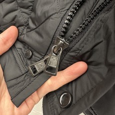 Moncler26秋冬爆款 Moncler男士立领轻薄鹅绒,合身简约坎肩版型。小立领设计。菱形格绗缝,经典菱格 Moncler26秋冬爆款 Moncler男士立领轻薄鹅绒,合身简约坎肩版型。小立领设计。菱形格绗缝,经典菱格