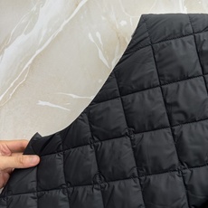 Moncler26秋冬爆款 Moncler男士立领轻薄鹅绒,合身简约坎肩版型。小立领设计。菱形格绗缝,经典菱格 Moncler26秋冬爆款 Moncler男士立领轻薄鹅绒,合身简约坎肩版型。小立领设计。菱形格绗缝,经典菱格