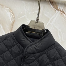Moncler26秋冬爆款 Moncler男士立领轻薄鹅绒,合身简约坎肩版型。小立领设计。菱形格绗缝,经典菱格 Moncler26秋冬爆款 Moncler男士立领轻薄鹅绒,合身简约坎肩版型。小立领设计。菱形格绗缝,经典菱格