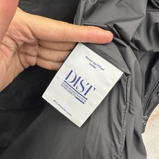 Moncler26秋冬爆款 Moncler男士立领轻薄鹅绒,合身简约坎肩版型。小立领设计。菱形格绗缝,经典菱格 Moncler26秋冬爆款 Moncler男士立领轻薄鹅绒,合身简约坎肩版型。小立领设计。菱形格绗缝,经典菱格