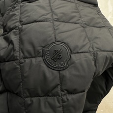 Moncler26秋冬爆款 Moncler男士立领轻薄鹅绒,合身简约坎肩版型。小立领设计。菱形格绗缝,经典菱格 Moncler26秋冬爆款 Moncler男士立领轻薄鹅绒,合身简约坎肩版型。小立领设计。菱形格绗缝,经典菱格