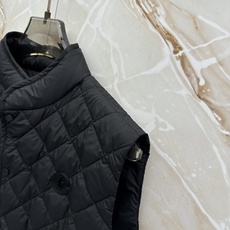 Moncler26秋冬爆款 Moncler男士立领轻薄鹅绒,合身简约坎肩版型。小立领设计。菱形格绗缝,经典菱格 Moncler26秋冬爆款 Moncler男士立领轻薄鹅绒,合身简约坎肩版型。小立领设计。菱形格绗缝,经典菱格