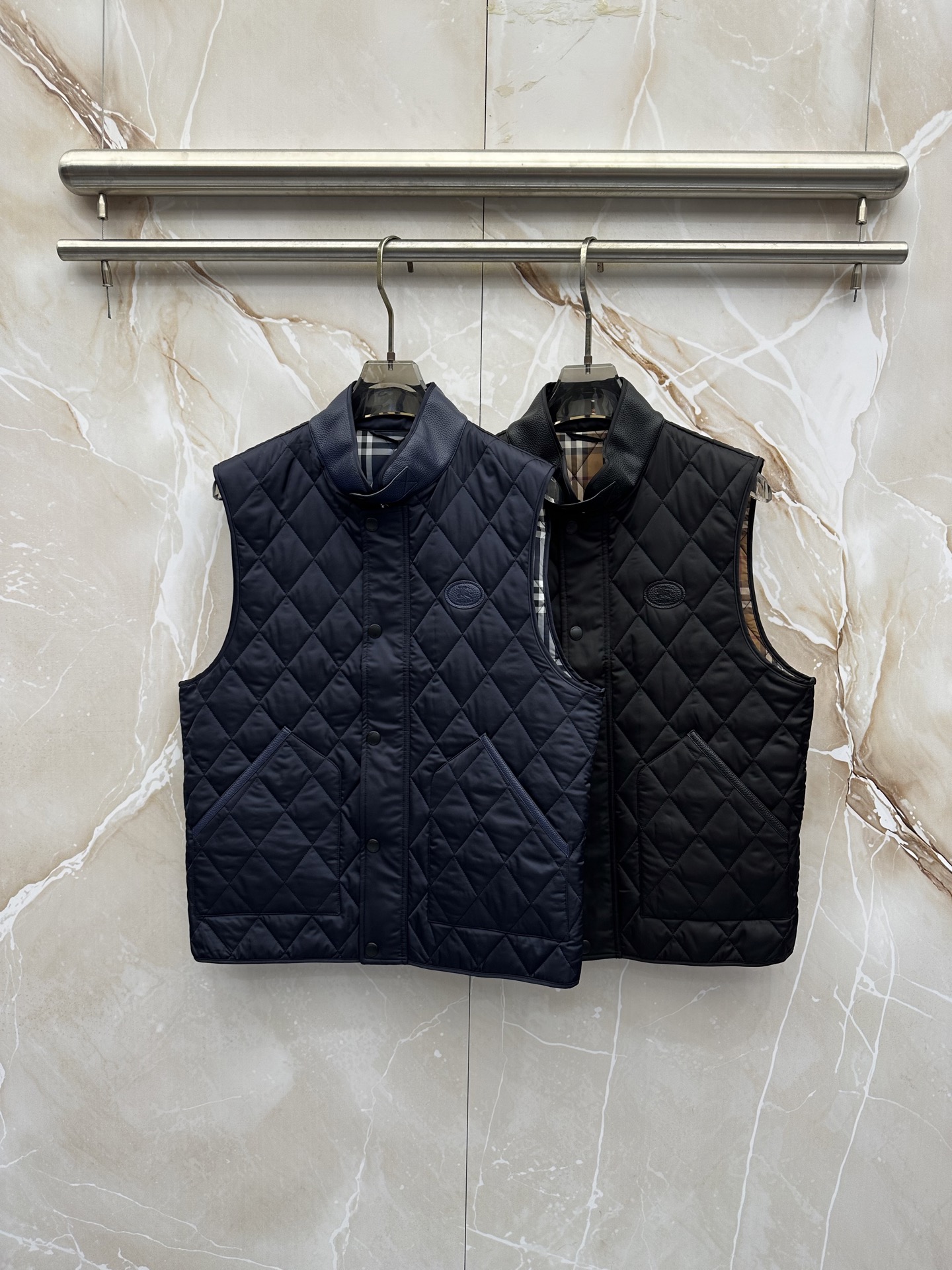 Burberry26秋冬爆款     Burberry男士立领无袖棉，经典短款合身版型，黑色、藏青两色。商务休闲双适配，