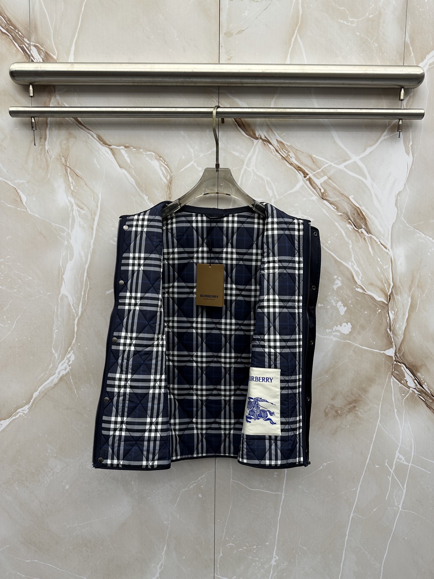 Burberry26秋冬爆款 Burberry男士立领无袖棉,经典短款合身版型,黑色、藏青两色。商务休闲双适配, Burberry26秋冬爆款 Burberry男士立领无袖棉,经典短款合身版型,黑色、藏青两色。商务休闲双适配,