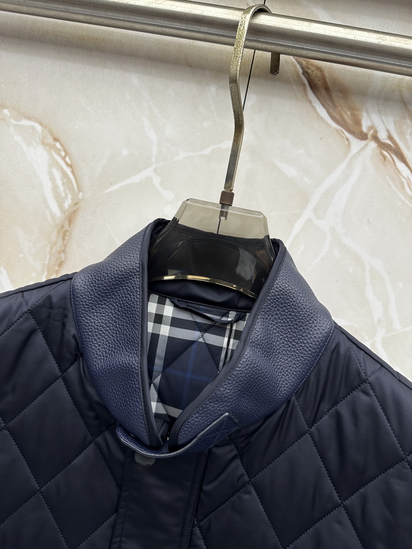 Burberry26秋冬爆款 Burberry男士立领无袖棉,经典短款合身版型,黑色、藏青两色。商务休闲双适配, Burberry26秋冬爆款 Burberry男士立领无袖棉,经典短款合身版型,黑色、藏青两色。商务休闲双适配,
