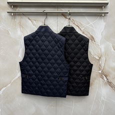 Burberry26秋冬爆款 Burberry男士立领无袖棉,经典短款合身版型,黑色、藏青两色。商务休闲双适配, Burberry26秋冬爆款 Burberry男士立领无袖棉,经典短款合身版型,黑色、藏青两色。商务休闲双适配,
