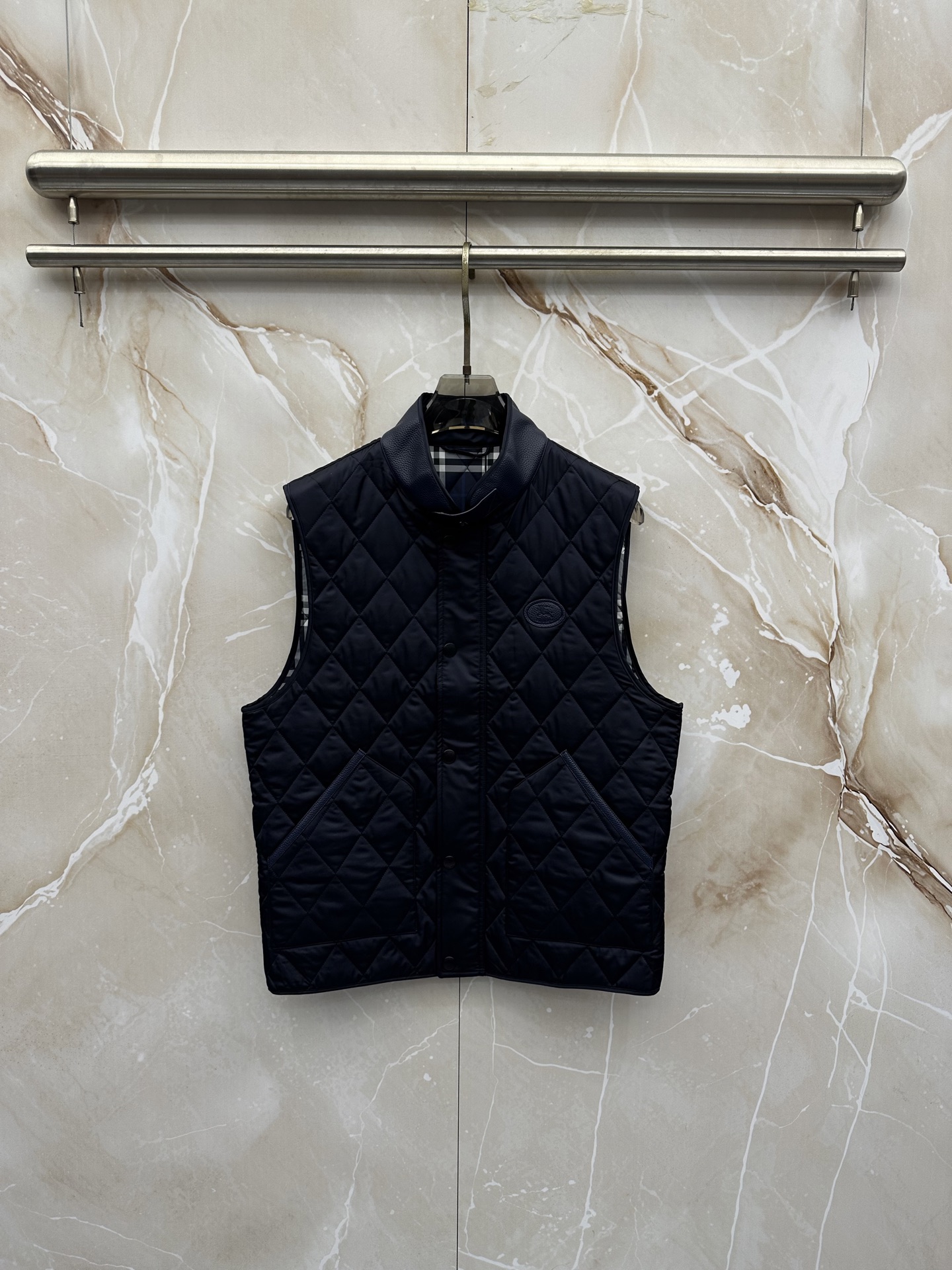 Burberry26秋冬爆款 Burberry男士立领无袖棉,经典短款合身版型,黑色、藏青两色。商务休闲双适配, Burberry26秋冬爆款 Burberry男士立领无袖棉,经典短款合身版型,黑色、藏青两色。商务休闲双适配,