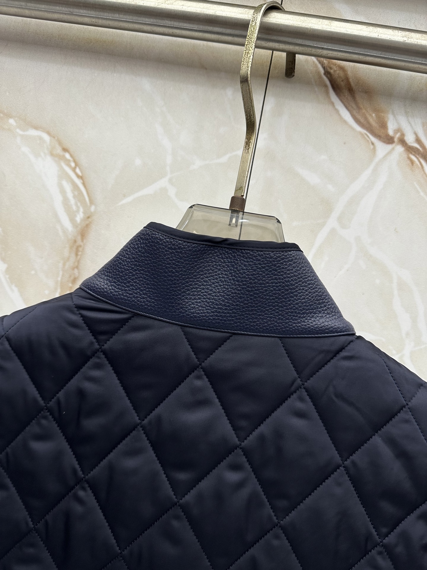 Burberry26秋冬爆款 Burberry男士立领无袖棉,经典短款合身版型,黑色、藏青两色。商务休闲双适配, Burberry26秋冬爆款 Burberry男士立领无袖棉,经典短款合身版型,黑色、藏青两色。商务休闲双适配,