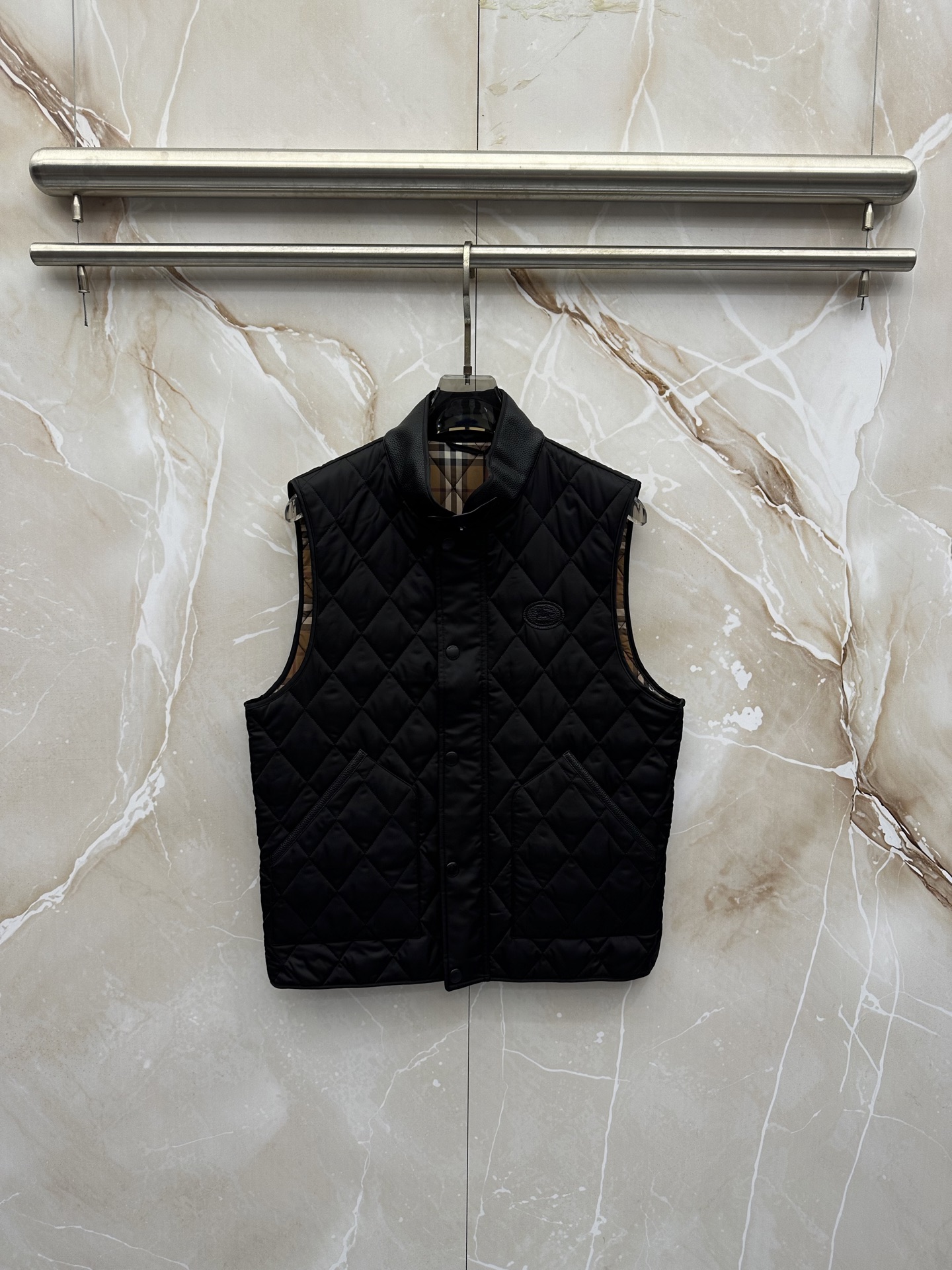 Burberry26秋冬爆款 Burberry男士立领无袖棉,经典短款合身版型,黑色、藏青两色。商务休闲双适配, Burberry26秋冬爆款 Burberry男士立领无袖棉,经典短款合身版型,黑色、藏青两色。商务休闲双适配,