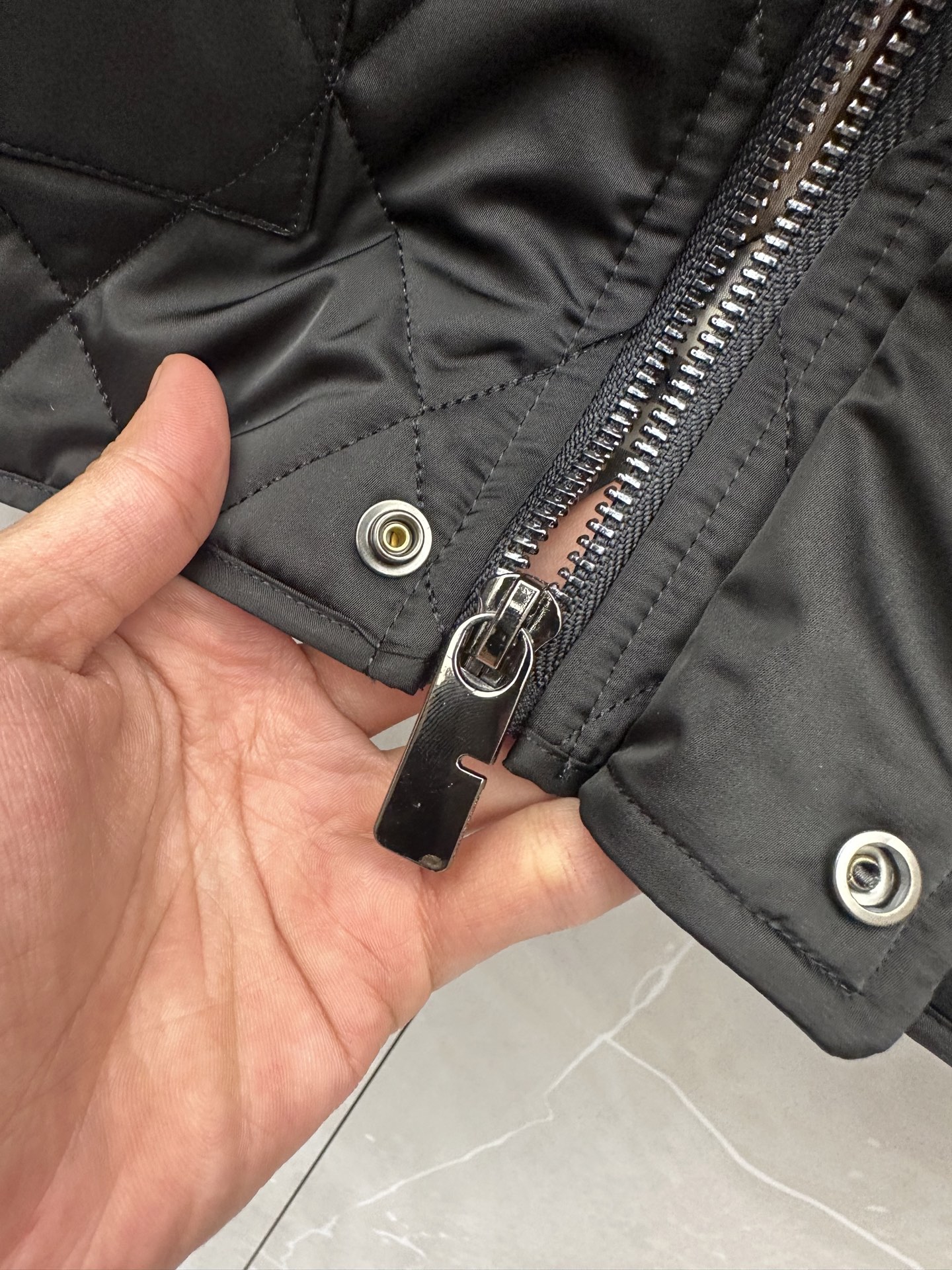 Burberry26秋冬爆款 Burberry男士立领无袖棉,经典短款合身版型,黑色、藏青两色。商务休闲双适配, Burberry26秋冬爆款 Burberry男士立领无袖棉,经典短款合身版型,黑色、藏青两色。商务休闲双适配,